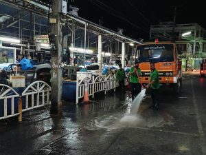 กองสาธารณสุขและสิ่งแวดล้อม เทศบาลตำบลบ้านเขว้า ดำเนินการการปฏิบัติงานล้างตลาดสดตามหลักสุขาภิบาล