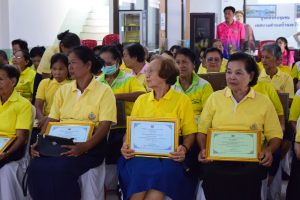 พิธีมอบวุฒิบัตรนักเรียนโรงเรียนผู้สูงอายุเทศบาลตำบลบ้านเขว้า 2 ประจำปี 2567 ณ ศูนย์ส่งเสริมผ้าไหม