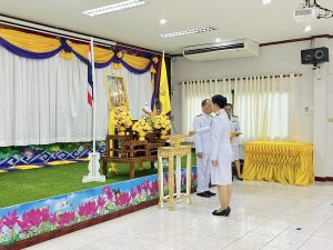 เทศบาลตำบลบ้านเขว้า จัดพิธีรับพระราชทานพระบรมฉายาลักษณ์พระบาทสมเด็จพระเจ้าอยู่หัว ที่ฉายกับสมเด็จพระนางเจ้าฯ พระบรมราชินี เพื่อมอบให้แก่ศูนย์พัฒนาเด็กเล็ก ในสังกัดเทศบาลตำบลบ้านเขว้า